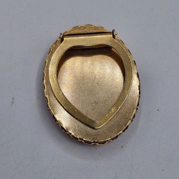 Vintage Carved Cameo Victorian Style Gold-Tone Scallopped Edge Frame Scarf Clip - Picture 5 of 8